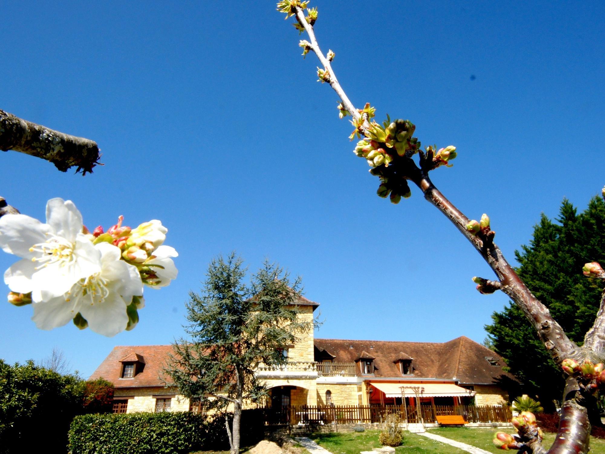 Hotel-Restaurant Les Collines Cublac Bagian luar foto