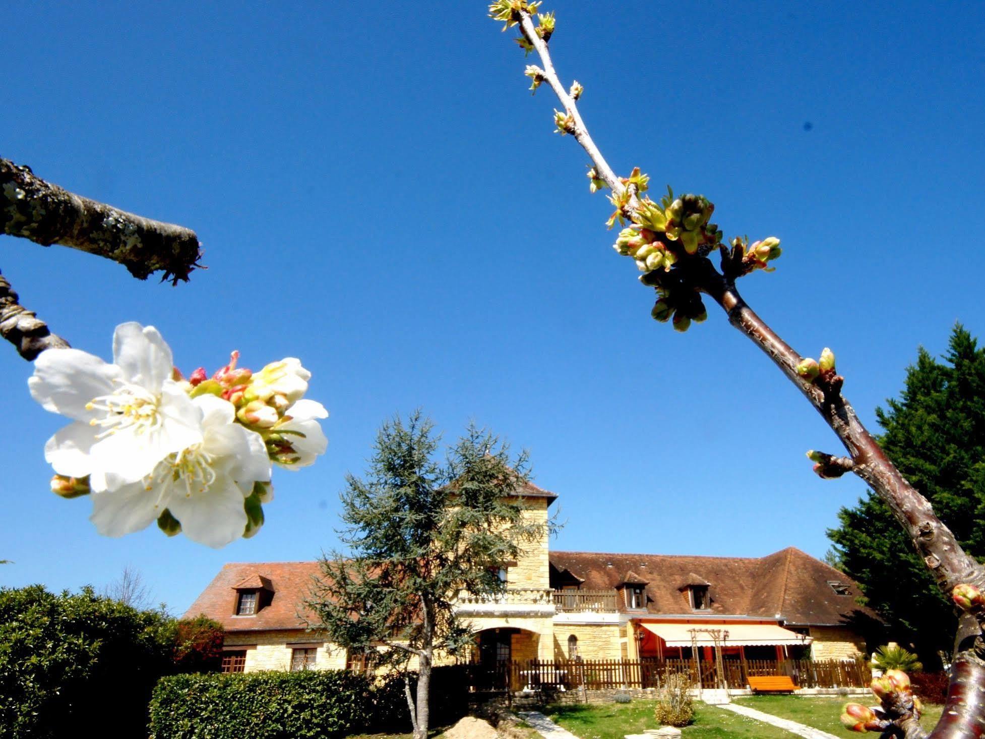 Hotel-Restaurant Les Collines Cublac Bagian luar foto